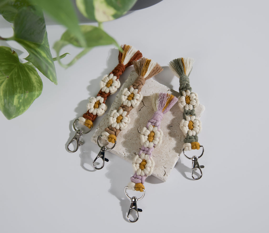 Macrame Daisy Keychain - Classic White