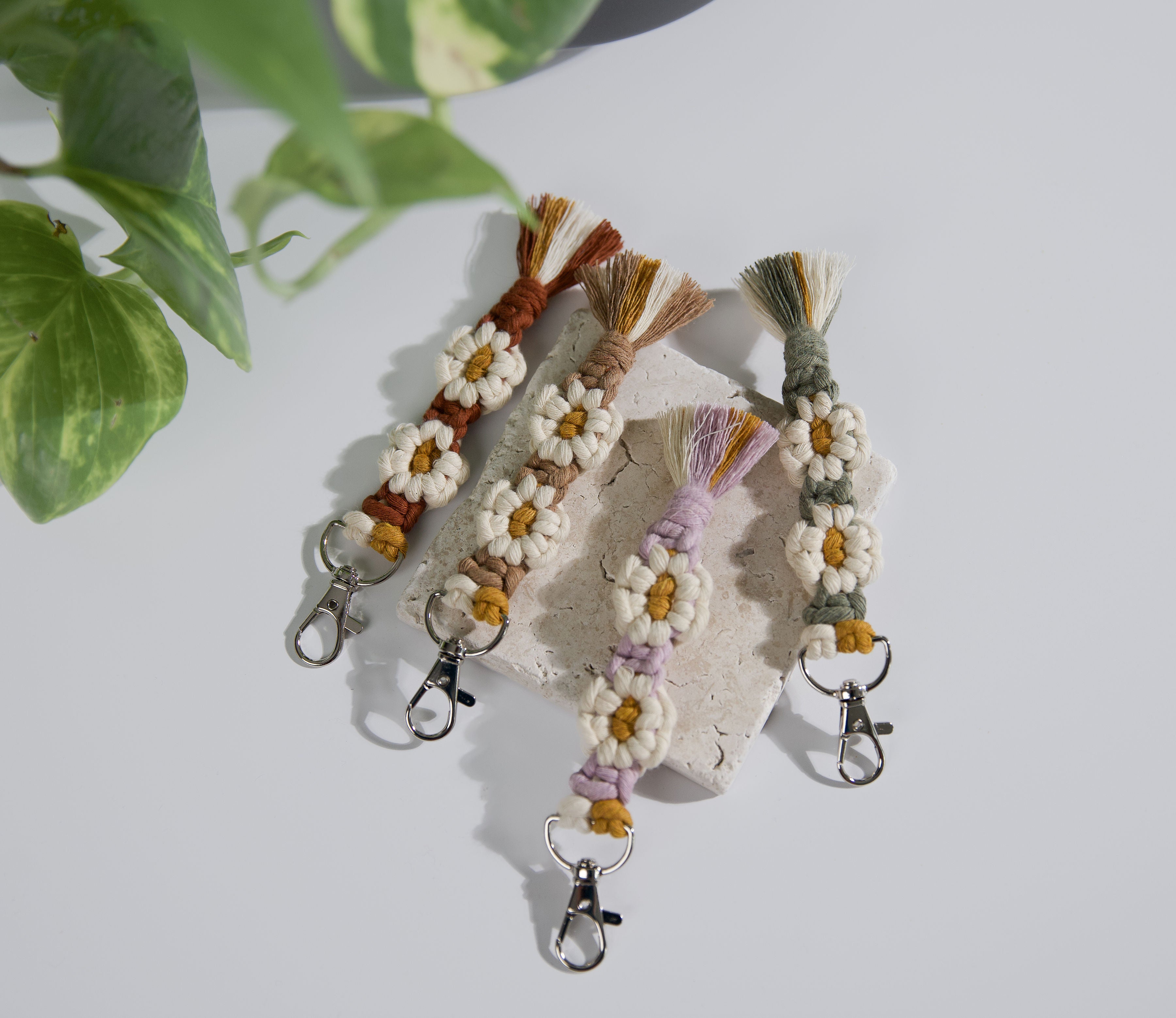 Macrame Daisy Keychain - Classic White