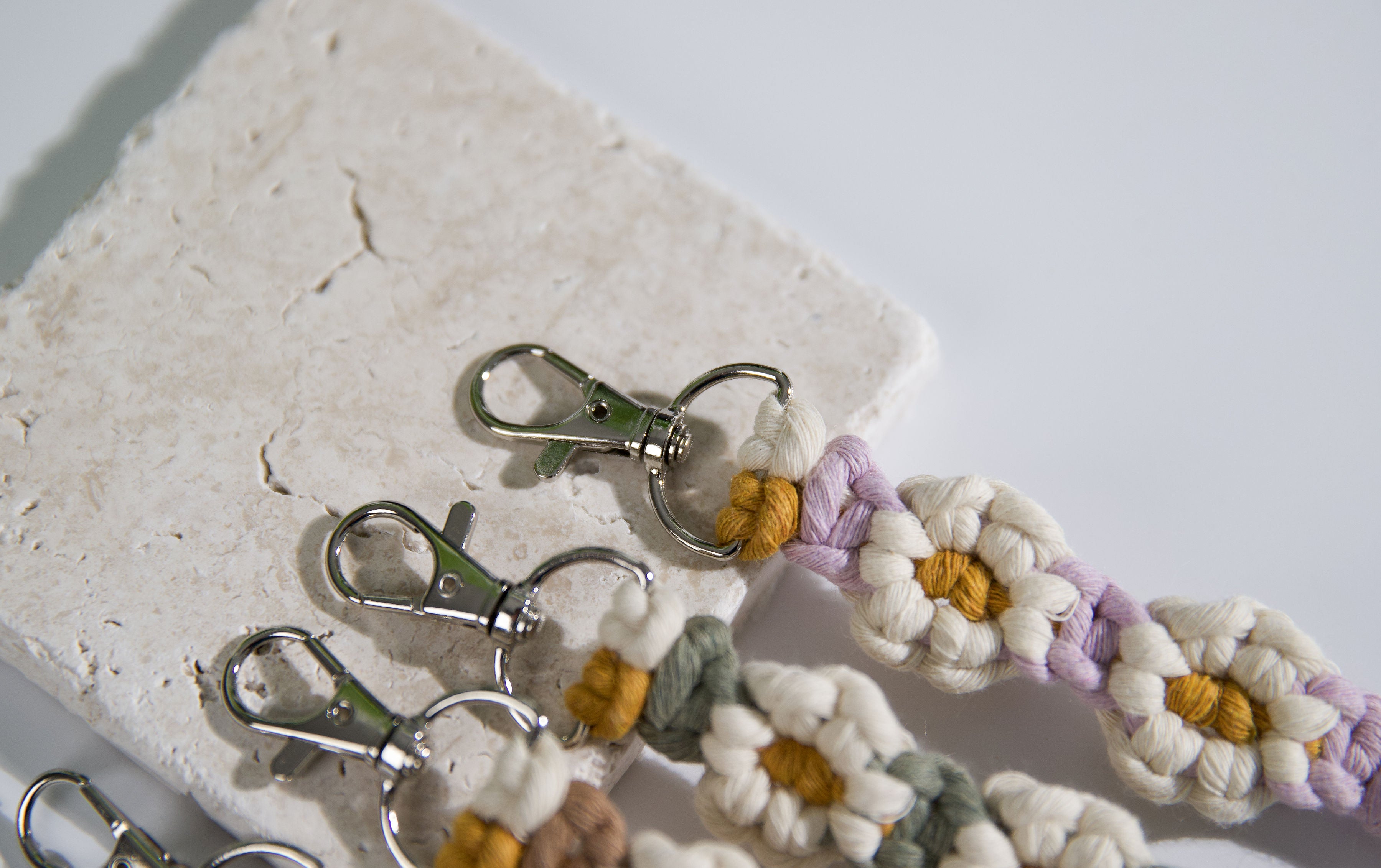Macrame Daisy Keychain - Classic White